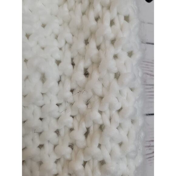 NWT Express White Chunky Hand Knit Fringe Shawl Scarf Women's One Size 100" Long - Picture 4 of 8